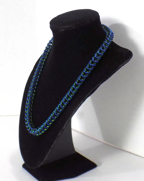 Blue and green chainmaille box chain