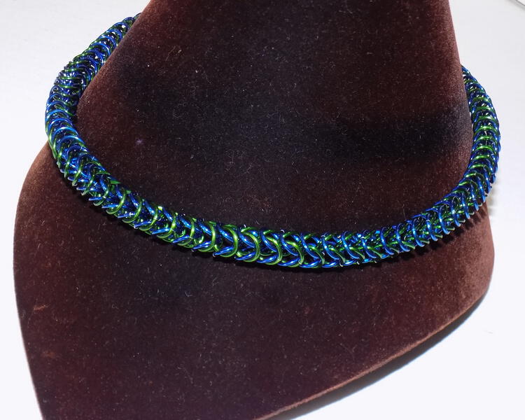 Blue and green chainmaille box chain