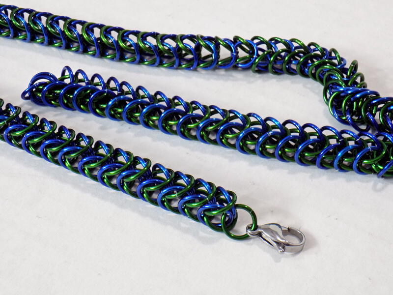Blue and green chainmaille box chain
