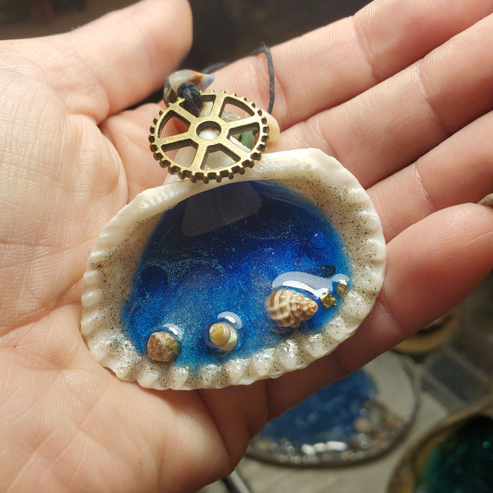 Steampunk Gear Resin Ocean Shell Ornament with Gemstone Chips